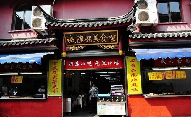 如今,城隍庙已成为宁波最大的购物中心,这里商店林立,小吃遍布