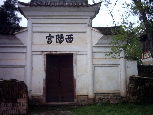吉安位于江西省中部,古称庐陵、吉州,元初取吉泰民安之意改称吉安,沿用至今。吉安是举世闻名的革命摇篮井冈山所在地,自古人杰地灵,素有江南望郡、金庐陵、吉州福地、文章节义之邦的美誉。自秦朝建制以来,这里人才辈出,名士荟萃,文化发达,民风淳朴。有井冈山、白鹭洲书院、青原山、文天祥纪念馆、吉州窑、庐陵文化生态园等著名景区景点。下面就由爱飞扬旅游网来告诉大家吉安好玩吗_吉安有哪些地方好玩吧! 吉安最具代表性的就属庐陵文化生态园了,它位于江西省吉安市中心城区北端,是一个展示吉安城市形象、反映庐陵人文