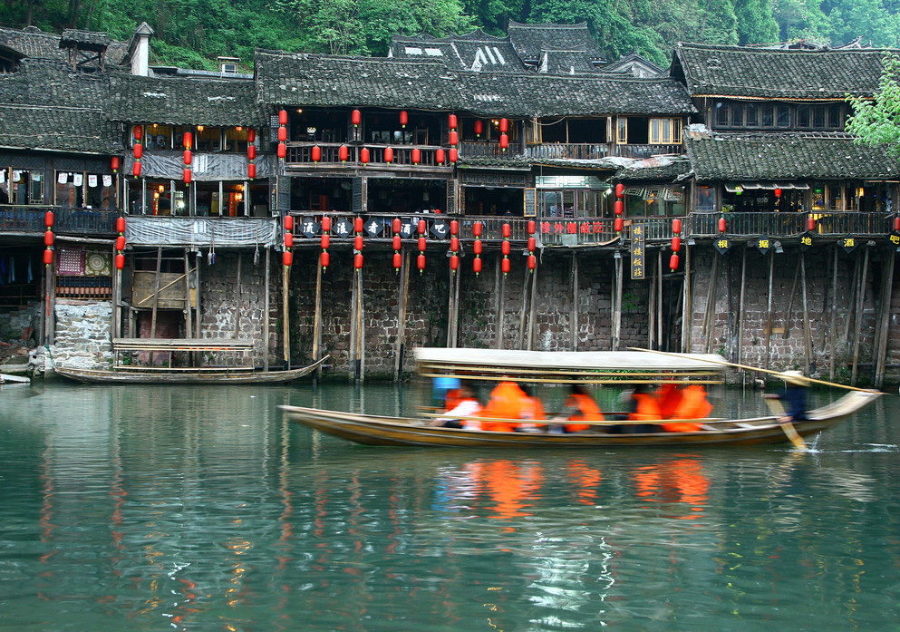 春节去凤凰旅游线路 凤凰是我国有名的历史文化古城,她不仅被国人熟知