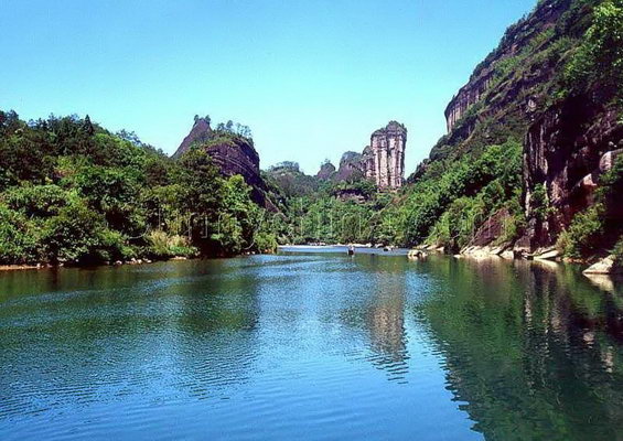 升旗山和鸡母山并列,冈峦起伏,碧波,白云,绿树交相辉映;要旅游景点