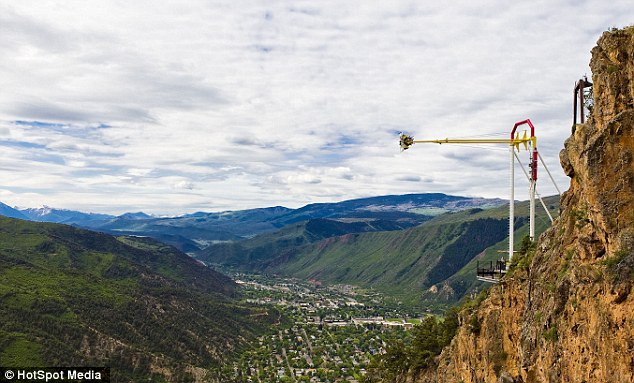 世界上最恐怖死亡秋千耸立400米悬崖边